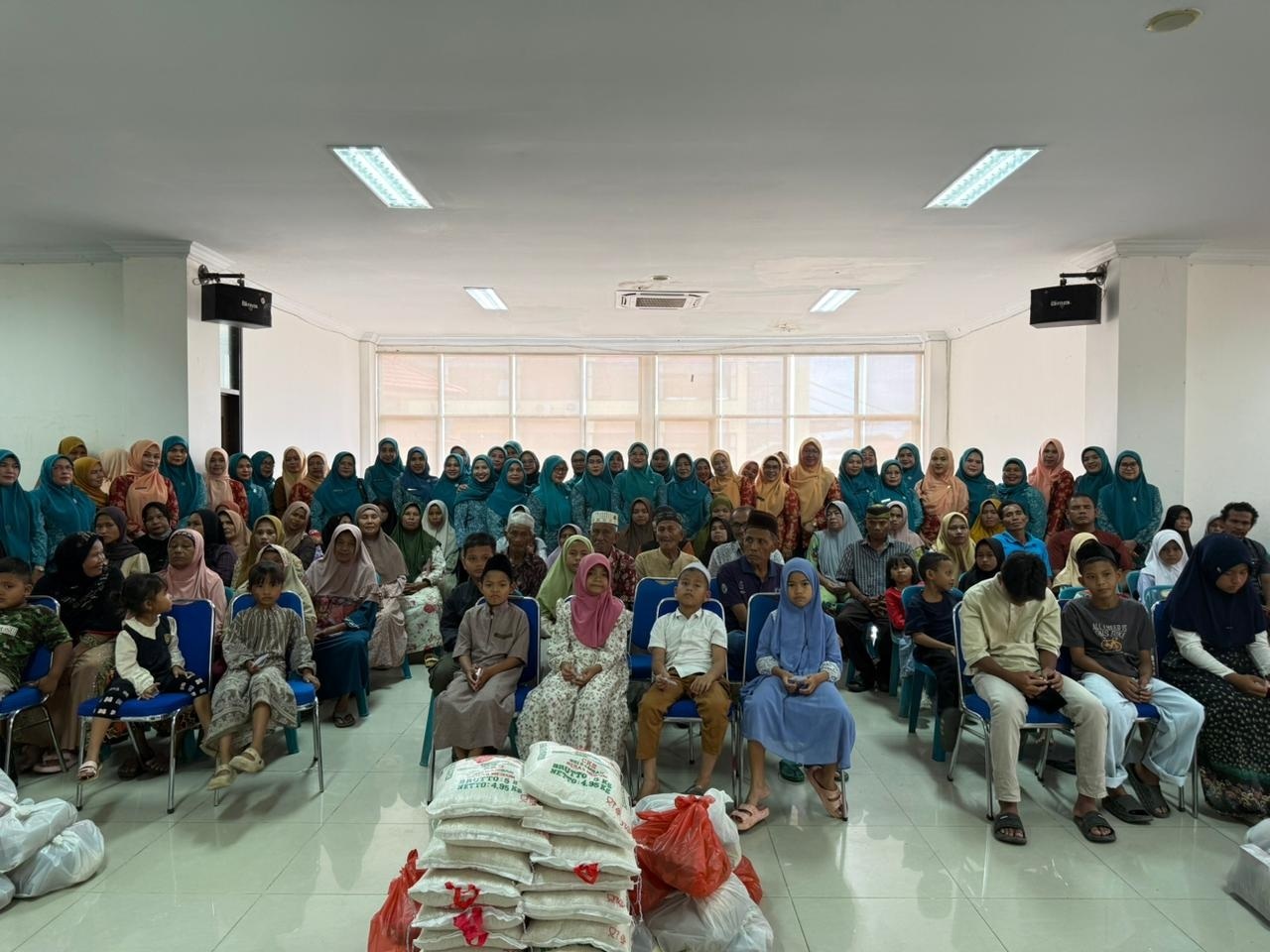 Kegiatan Rutin Bulanan TP PKK Sekaligus Pembagian Sembakoh Kepada Masyarakat yang Kurang Mampu dan Anak-Anak Yatim Piatu