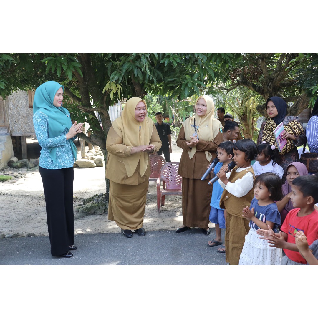 Ketua Tim Penggerak PKK Kabupaten Padang Lawas Utara, Ny.Refina Reski Basyah, melakukan kunjungan ke Posyandu di Desa Gunungtua Baru